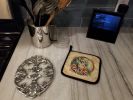 Chihuahua and Flowers Pair of Pot Holders Kitchen Heat Resistant Pot Holders Sets Oven Hot Pads for Cooking Baking BBQ, 7 1/2 x 7 1/2